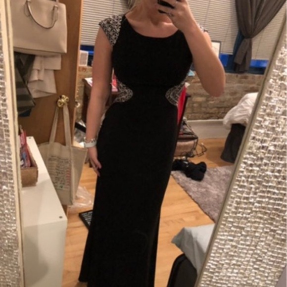 Black formal gown - Picture 6 of 6